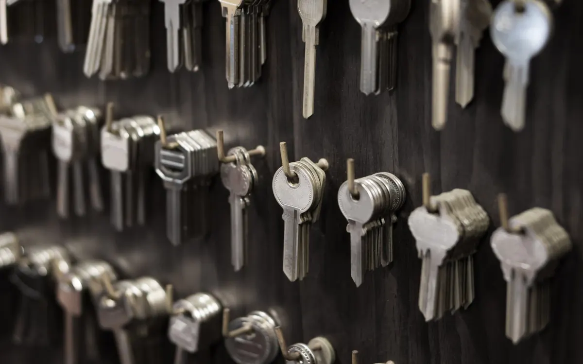 Wand met sleutels en sleutelblanks
