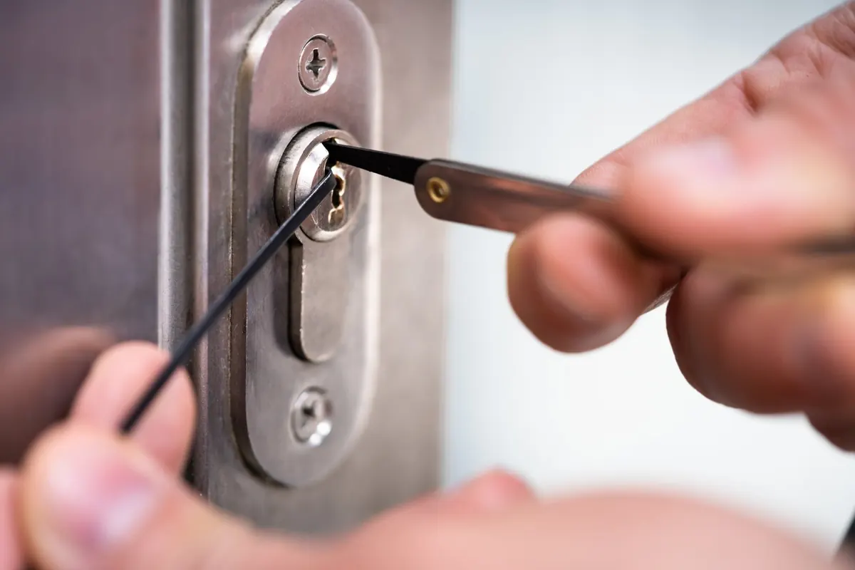 Slotenmaker opent een deurslot in Antwerpen